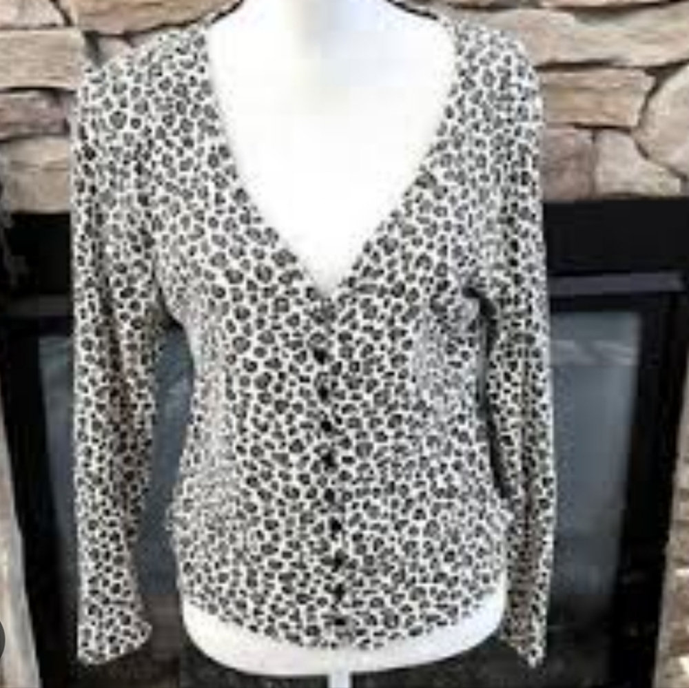 Victoria's  Secret Leopardo Print Buttom Down Long Sleeve Top Cardigan S